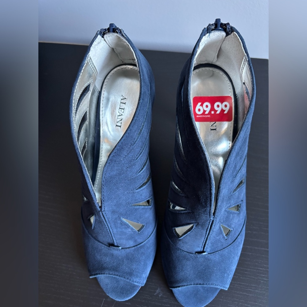 NWT: Blue Suede Heels - Picture 5 of 6